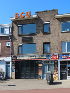 912795 Gezicht op de voorgevel van het bedrijfspand van Banden Centrum Utrecht (BCU, Van Egmondkade 4) te Utrecht.